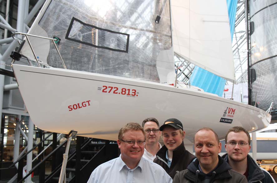 J/80 hold fra Gilleleje Sejlklub med ejer af båden Carsten Busk, der står til venstre og J/80 importør Lars Hallkvist står i baggrunden. Foto: Troels Lykke