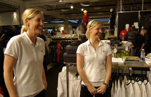 Camilla Ulrikkeholm, th., med sin gast Joan. Her er de på Henri Lloyds stand i Bella Center. Foto: Troels Lykke