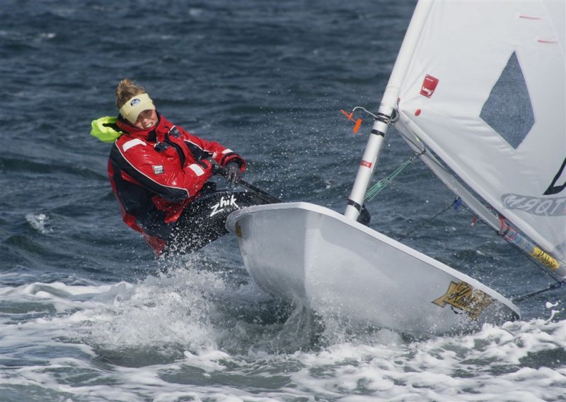 Alberte Holm Lindberg, der til dagligt bor i Århus og læser jura, blev dansk mester i Laser Radial efter meget intense sejladser. Foto: Kaj Verner