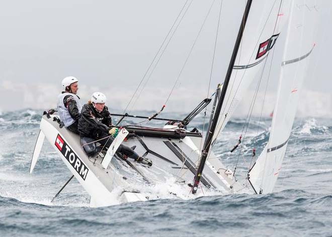 Allan Nørregaard og Line Just lavede fem top ti placeringer i Nacra 17, og tog 15. plads, her forsøger de at undgå en kæntring. Foto: Jesus Renedo