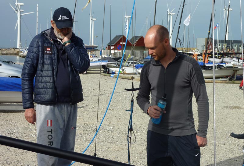 Allan Nørregaard og træner Finn ”Beton” tjekker Nacra 17 ud til stævne i Bønnerup. Foto: Katrine Bertelsen