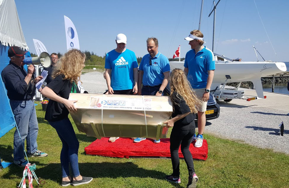 Claus Høj Jensen vandt igen en lofttrappe i Amtoft. Gasten Rasmus tv. fik den. - Det er en fornøjelse at sejle med så unge gaster, det giver mig energi, siger 45-årige Claus Høj Jensen. Fotos: Troels Lykke