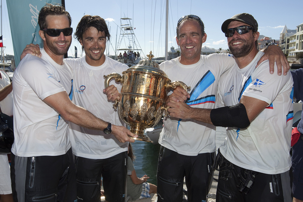 Fra venstre: Ben Ainslie og Christian Kamp efter sejr på Bermuda i Argo Gold Cup. Holdet vandt 50.000 dollars.