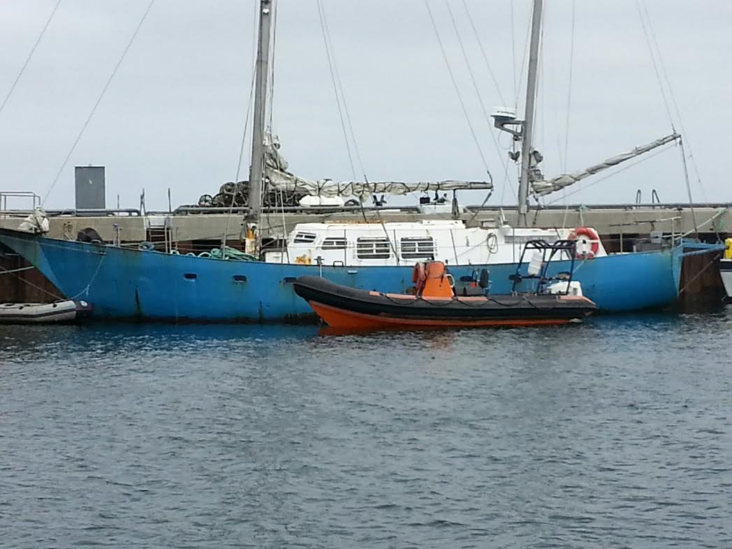 Den mest seje. En stålbåd med gitter for vinduerne. Så gasterne ikke løber bort? Det kan vel næppe forhindre søer i at slå ind. Foto: Bøje Larsen