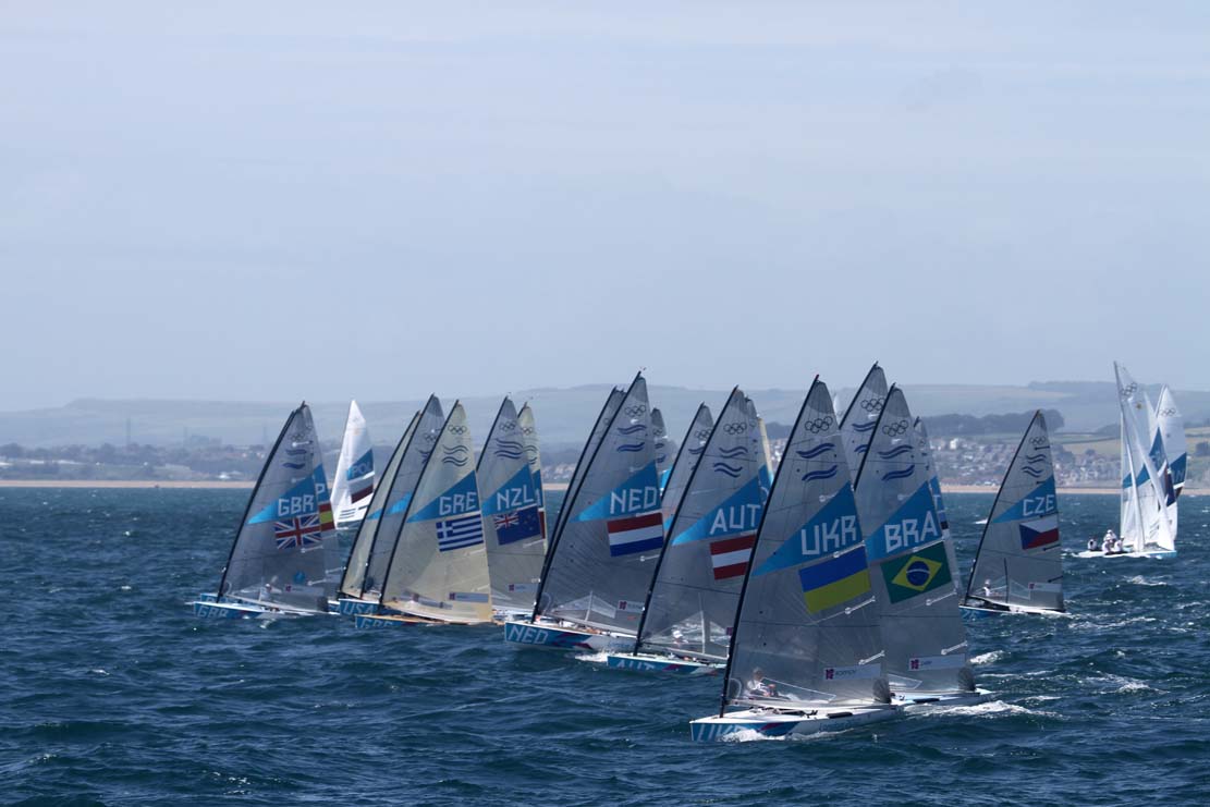 Ben Ainslie vinder starten i anden sejlads.