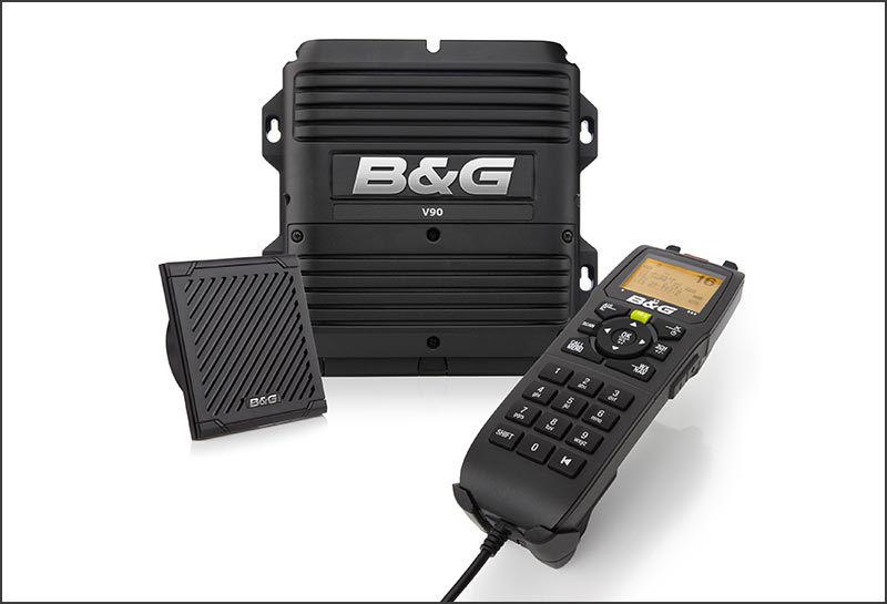 V90 VHF-radio overholder forskrifterne for klasse D og kan dermed anvendes globalt.