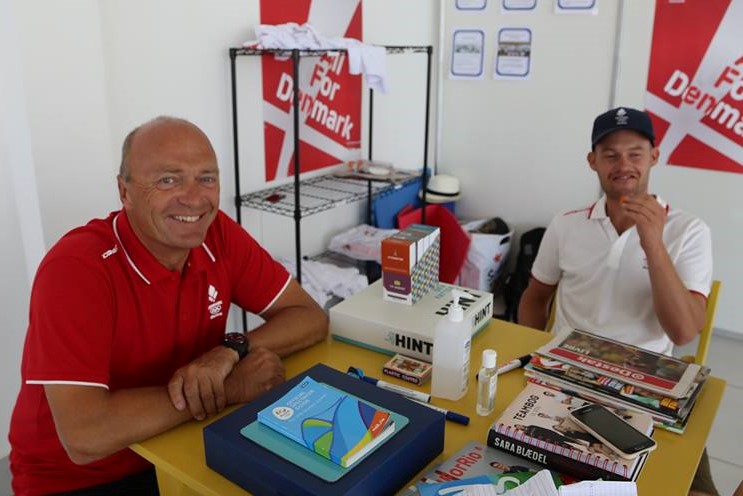 Jesper Bank, tv, ses her i Rio under OL, hvor han var rådgiver for OL-sejlerne. Blandt andet Allan Nørregaard, tv., i Nacra 17. Foto: Troels Lykke