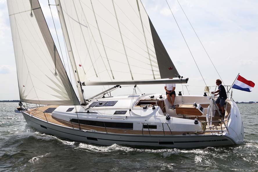 Den nye Bavaria 37 har verdenspremiere i Dragør på fredag. Her testes fornylig i Holland. Foto: Troels Lykke