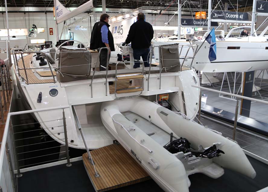 Bavaria 56 Cruiser, der koster fra 2,5 mio. kroner. Her ses en RIB, der lige er pustet op med kompressor, der befinder sig agter. Foto: Troels Lykke