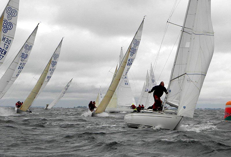 Fra vindstille til 13 m/s. Deltagerne i DM for BB10 M kom ikke til at kede sig. Foto: Bogense sejlklub