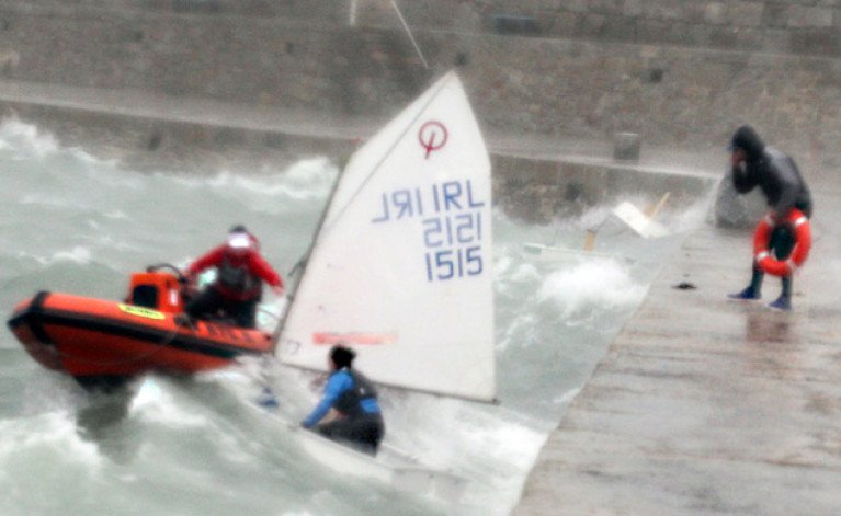 En RIB forsøger at redde en optimistjolle i Dun Laoghaire Havn under stormen Brian. I højre hjørne kan to kæntrede joller ses. Foto: Stephen Collins/Collins Picture Agency.