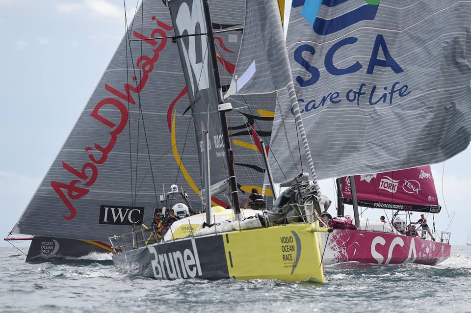 Team Brunel har styr på manøvrerne, modsat SCA-kvinderne, der allerede faldt igennem efter en times sejlads. Lidt pinligt.