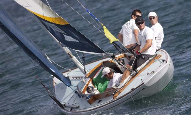 Rasmus Køstner fra Århus sidder helt agter og tager sig af taktikken for Jesper Radich. Foto: Subzero Images/WMRT