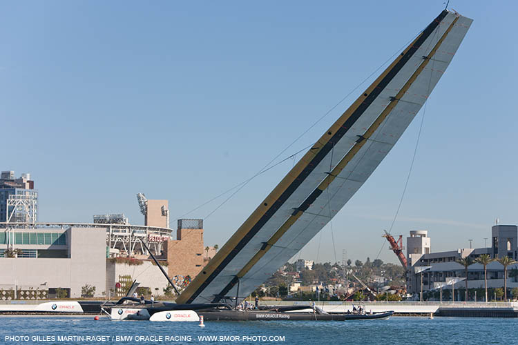 BMW Oracle Racing er ved at rejse vingemasten i San Diego forleden. Foto: Gilles Martin-Raget