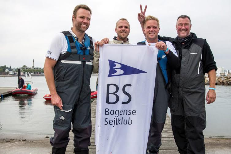 Vinderne fra Bogense med skipper Ulrik Meyer. Nu skal de sejle i 1. division i Sejlsportsligaen. Foto: Sivertsen Photography