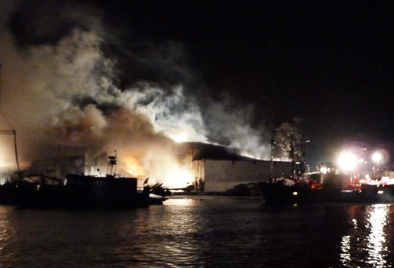 Brand i Hamborg med adskillige både. Foto: Holger Flindt