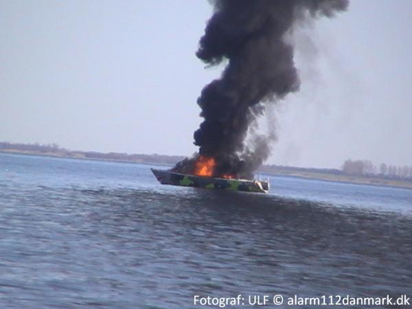 Båden var ikke til at redde efter oliefyret blev tændt, hvorefter ild bredte sig til 25 liter dieseltank. Foto: www.alarm112danmark.dk