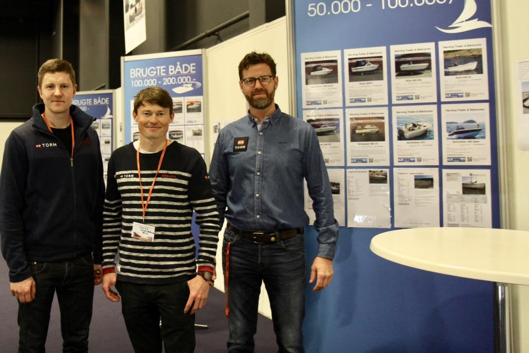 Morten Jensen, Nicolas Brandt Hansen og Frank Eriksen fra Dansk Sejlunion håber, at brugtbådsvæggen kan vise gæsterne, hvor billigt det i dag er at købe båd. Foto: Sara Sulkjær