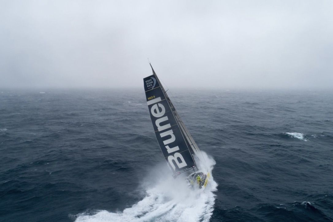 Brunel ligger næsten på linje med AkzoNobel på benet fra Newport til engelske Cardiff. Foto: Team Brunel