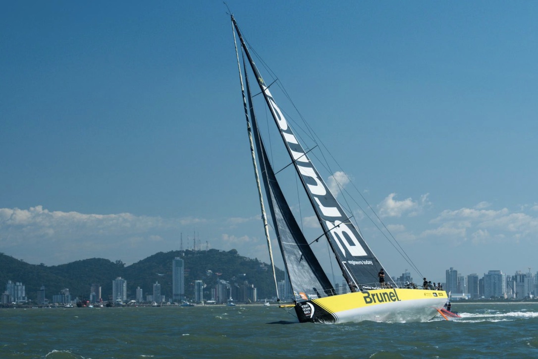 Det er ikke kun på vandet, at Volvo-sejlerne trækker overskrifter. Foto: Brunel Sailing