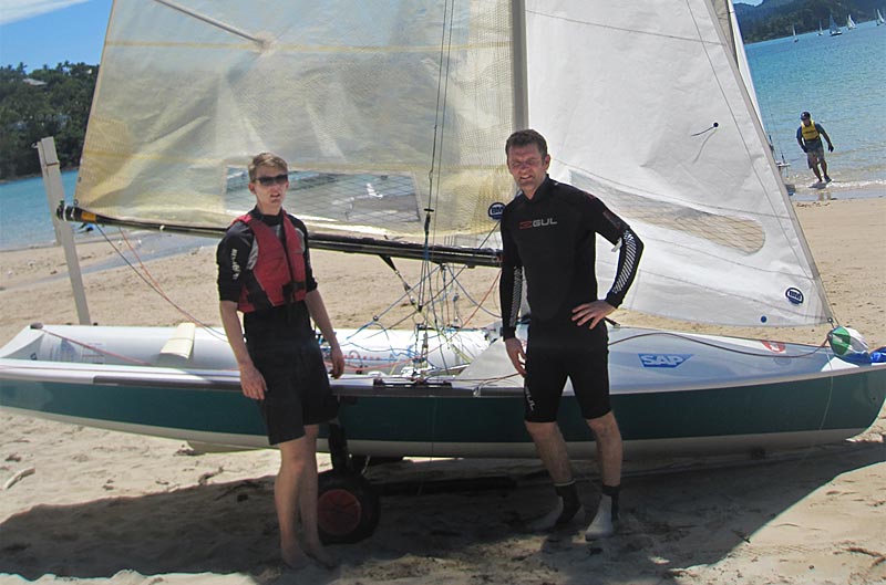 Nikolaj og Henrik på stranden, men de venter på at blive sendt på vandet.