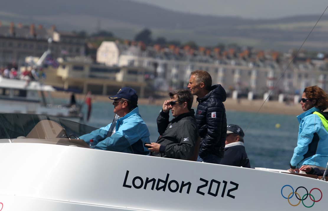 Hans Natorp ses her i går med kronprins Frederik i går til medal race i Finnjolle. Foto: Troels Lykke