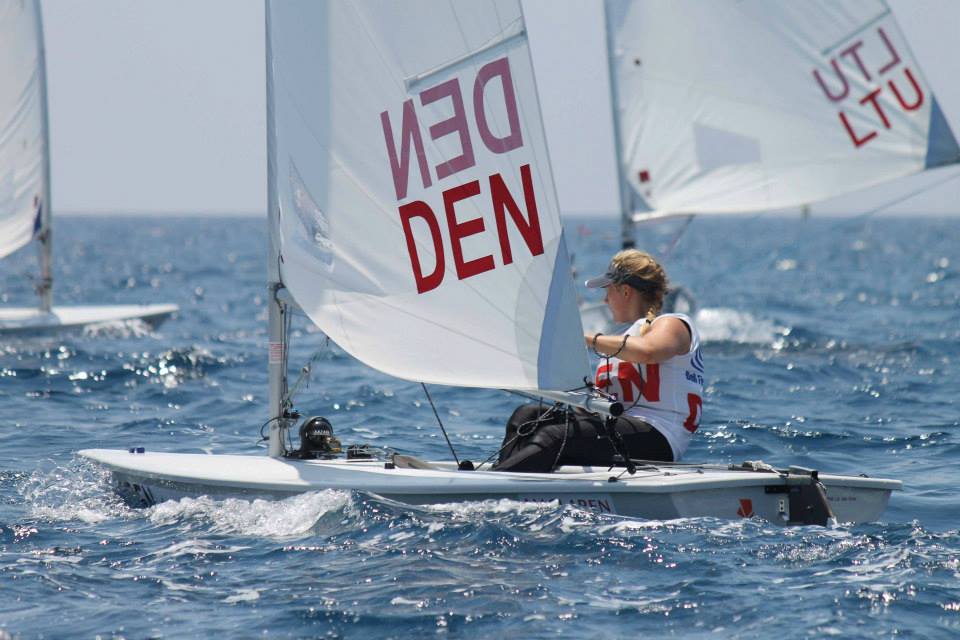 Céline Carlsen i Laser Radial laver en perfekt start med en enkel og rigtig strategi på første kryds