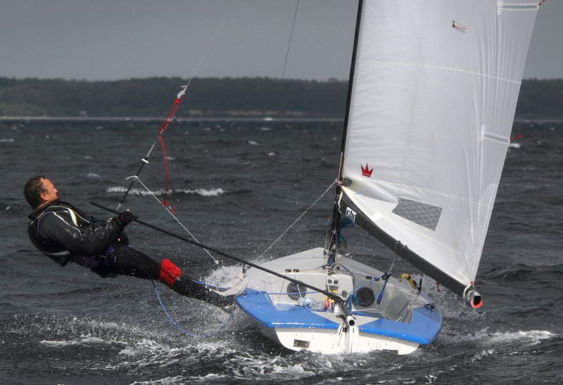 Man kan måske ikke deltage i VM lige med samme man sejler en Contender. Foto fra VM i Weymouth 2011. Foto: Søren Svarre