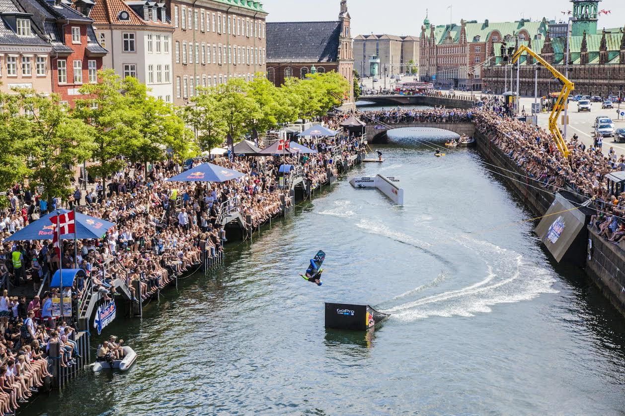 Deltagerne vil blive trukket med 130 meter langt kabelsystem gennem kanalen. Foto: Jill Christina Hansen / Red Bull Content Pool