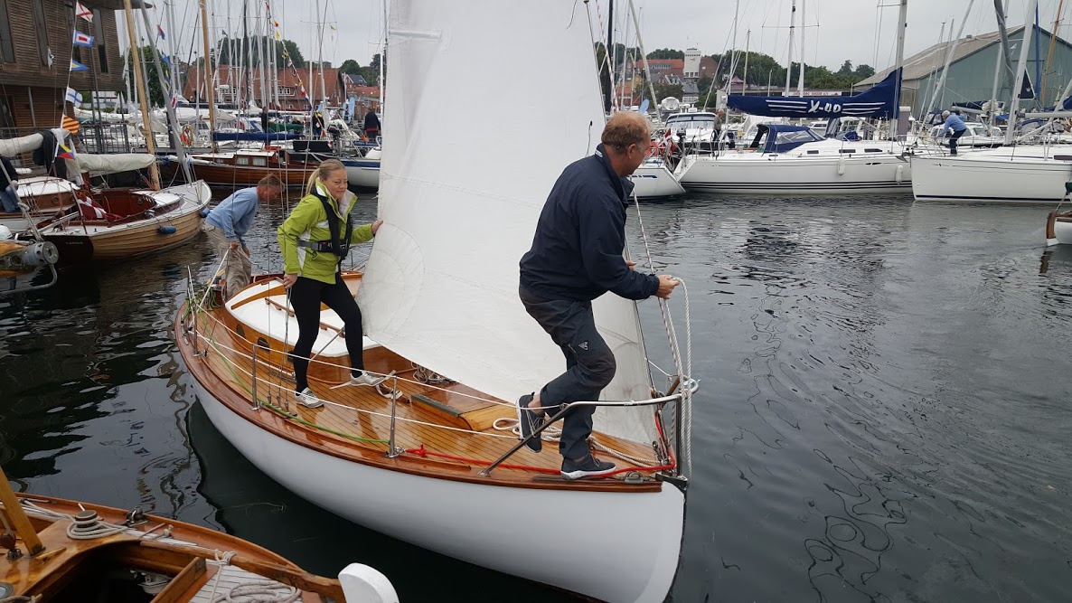 Formand for DFÆL, Catja Beck-Berge, var gast med sin kæreste Morten på denne båd. - Det ser bedre ud, når man sejler ud af havnen, sagde Morten til minbaad.dk. Foto: Troels Lykke