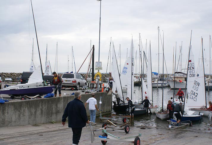 OK-joller i trængsel på jollerampen, til DM i Faxe Ladeplads 2012. Foto: jørgen Boots/Fakse Ladeplads Sejlklub