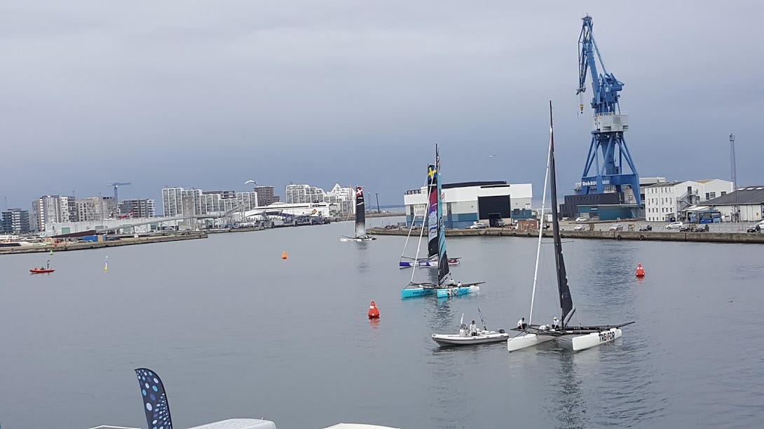 Havnebassinet foran Dokk1 er publikumsvenligt, men kommer vinden fra vest eller syd bliver det mere end tricky at sejle der. Her ses M32ere. Foto: Troels Lykke