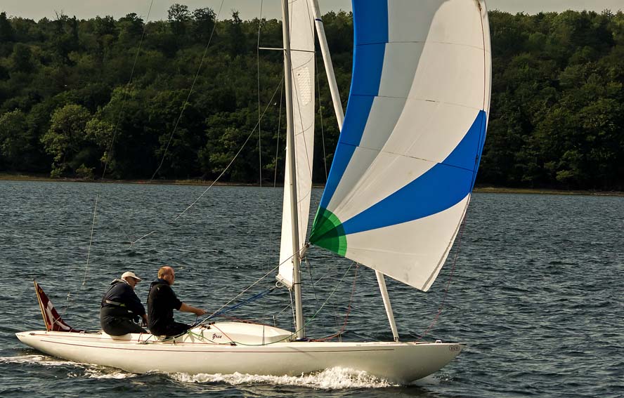 Dragen testes her på Aabenraa Fjord. Klassen har brug for nye hold. Der var kun 14 Drager til DM i Hornbæk i år.