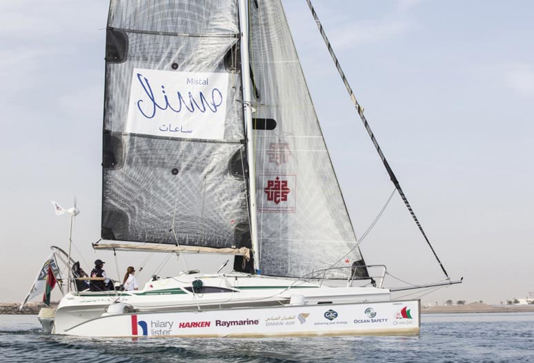 Hilary Lister og Nashwa Al Kind på vej i mål i Oman, i deres Dragonfly 28. Foto: Oman Sails