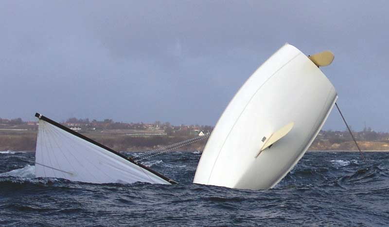 Der er massivt opbud af trænere og følgebåde, så hvis uheldet er ude, er der altid en til at samle sejlerne op. Foto: SYC