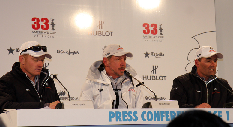 BMW Oracle Racing: Fra venstre James Spithill, Larry Ellison og Russell Coutts i AC-byen. Foto: Troels Lykke