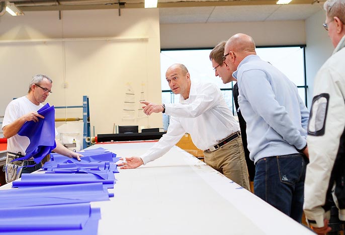 Jesper Bank fortalte de mange interesserede om sejlenes egenskaber. Foto: Mick Jesper Bank fortalte de mange interesserede sejlere om sejlenes egenskaber. Foto: Mick Andersson