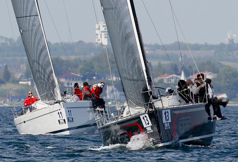 Al kommunikation på vandet foregår over VHF, så husk at tænde for radioen! Foto: Elvstrøm Sails