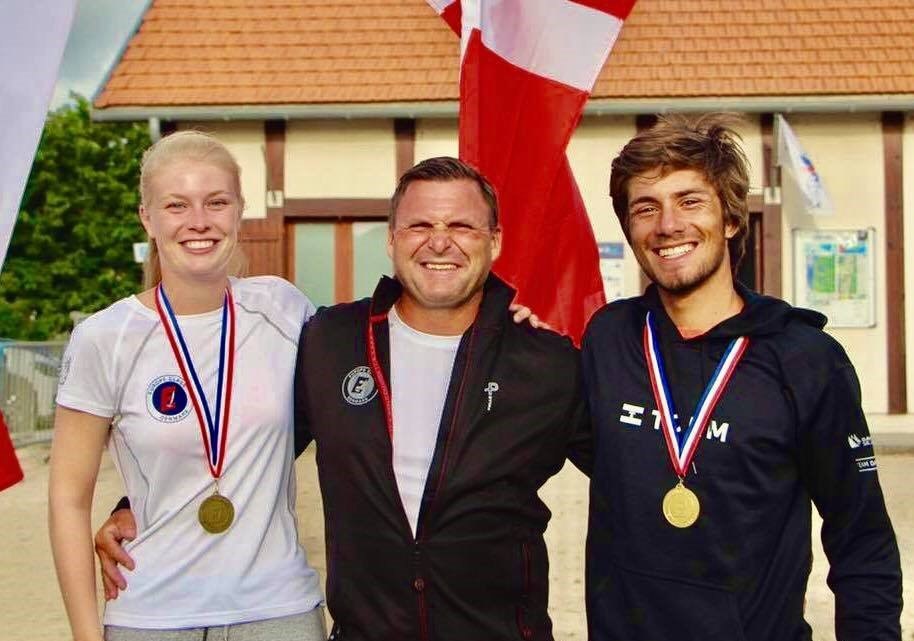 Fra venstre mod højre ses de tre medaljetagere Julie Erhardsen, Kaløvig Bådelaug, Søren Johnsen, Skive sejlklub og Kristian Præst, Kaløvig Bådelaug. Foto: Søren Johnsen