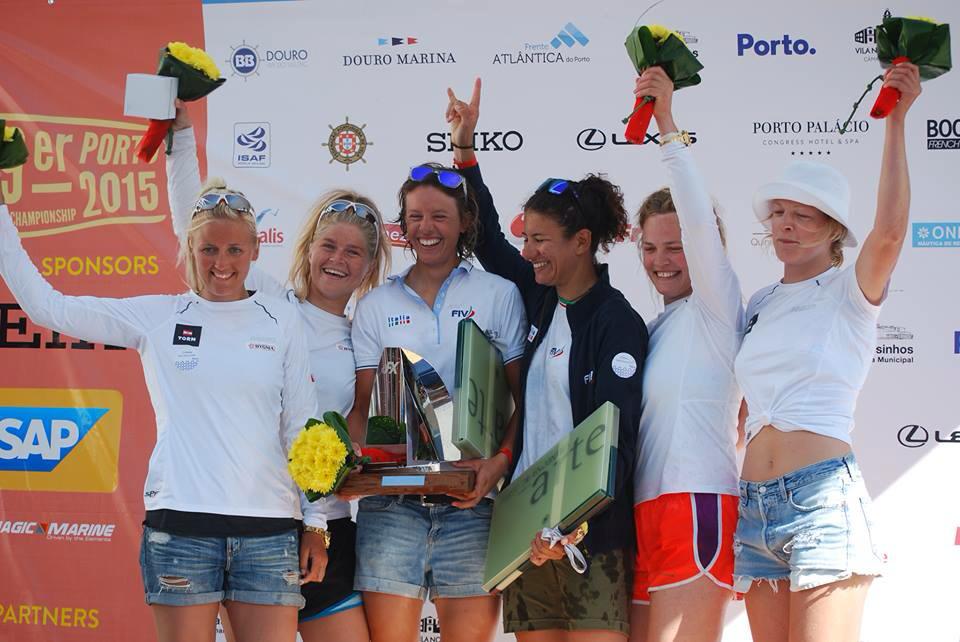 Jena og Katja fra Hellerup tv. tog EM-sølv, mens søstrene Schütt fra Horsens, th., tog bronze ved EM i 49erFX