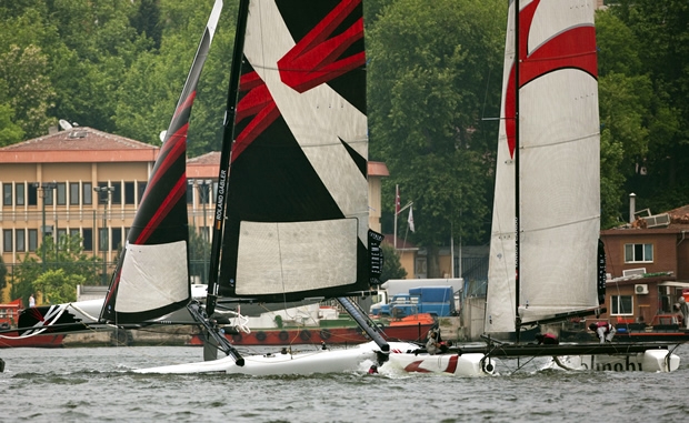 Team Extreme måtte få hjælp af en RIB for at holde sig flydende. Foto: Mark Lloyd / Extreme Sailing Series