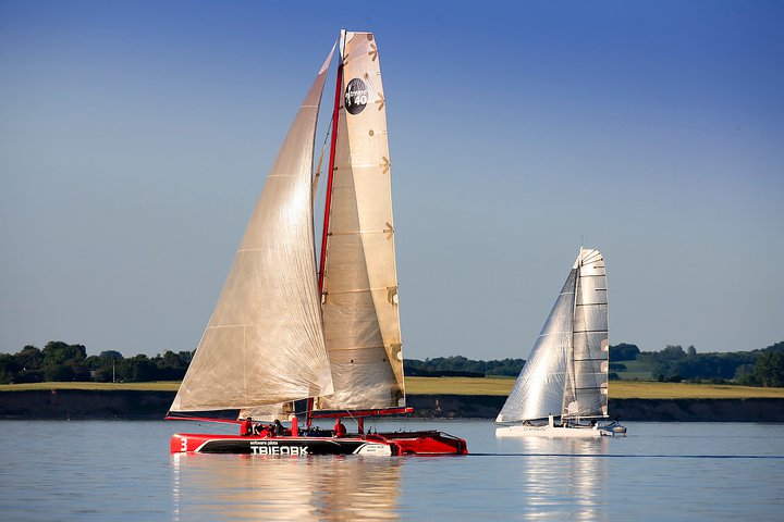 Den røde Extreme Challenger er akkurat foran den hvide Carbon3. Foto: Mick Anderson/Extreme Challenger/Sailingpix