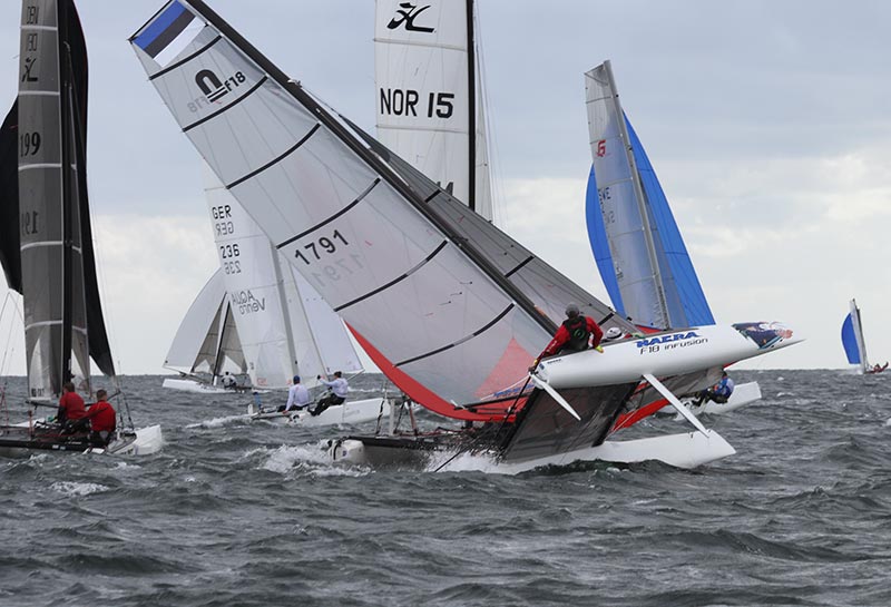 Sådan ser to pressede estere, og underskroget på en Formula 18 ud. Foto:  Kenneth Bøggild