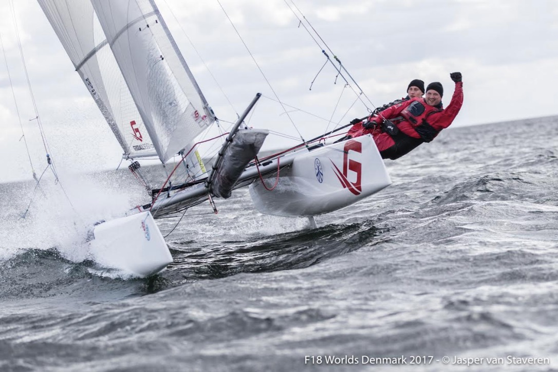 Formula 18’ren er en to-mands 18 fods katamaran med i alt 42kvm sejl. Her er det Theis Larsen og Philip Colind, en af 10 danske deltagere. Foto: F18 Worlds Dennmark 2017 / Jasper van Staveren