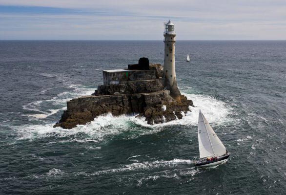 Carina runder Fastnet Rock i 2011. Foto: Rolex/Carlo Borlenghi