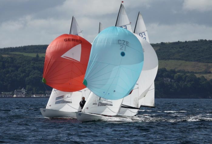 Truende sort himmel og slagregn prægede onsdagens sejladser til VM for Flying Dutchman. Foto: scottishsailinginstitute.com