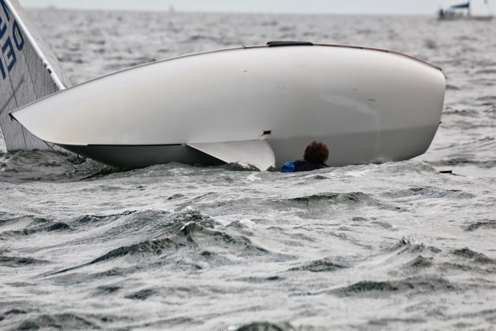 Finnjolle-sejler kæmper på Øresund i Helly Hansen Cup. Foto: Morten Bro Eriksen