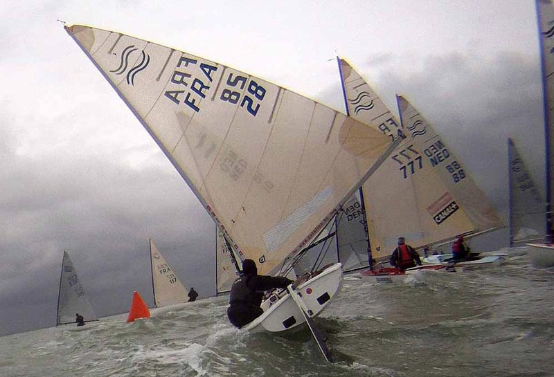 Der blev monteret et Go-Pro camera på bagsmækken af en Finnjolle. Nyt perspektiv! Foto: finnclass.org