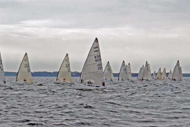 Bredt felt af sejlere fra Danmark, Holland, Sverige og Tyskland deltog i Finnjolle DM. Foto: Christian Qvist, Dansk Finnjolle Klub