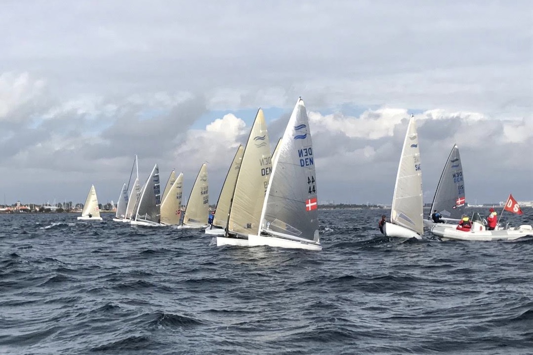 Særligt de udenlandske deltagere skulle lære at sejle i den henover dagen tiltagende strøm ud for Dragør. Foto: Jesper Pape